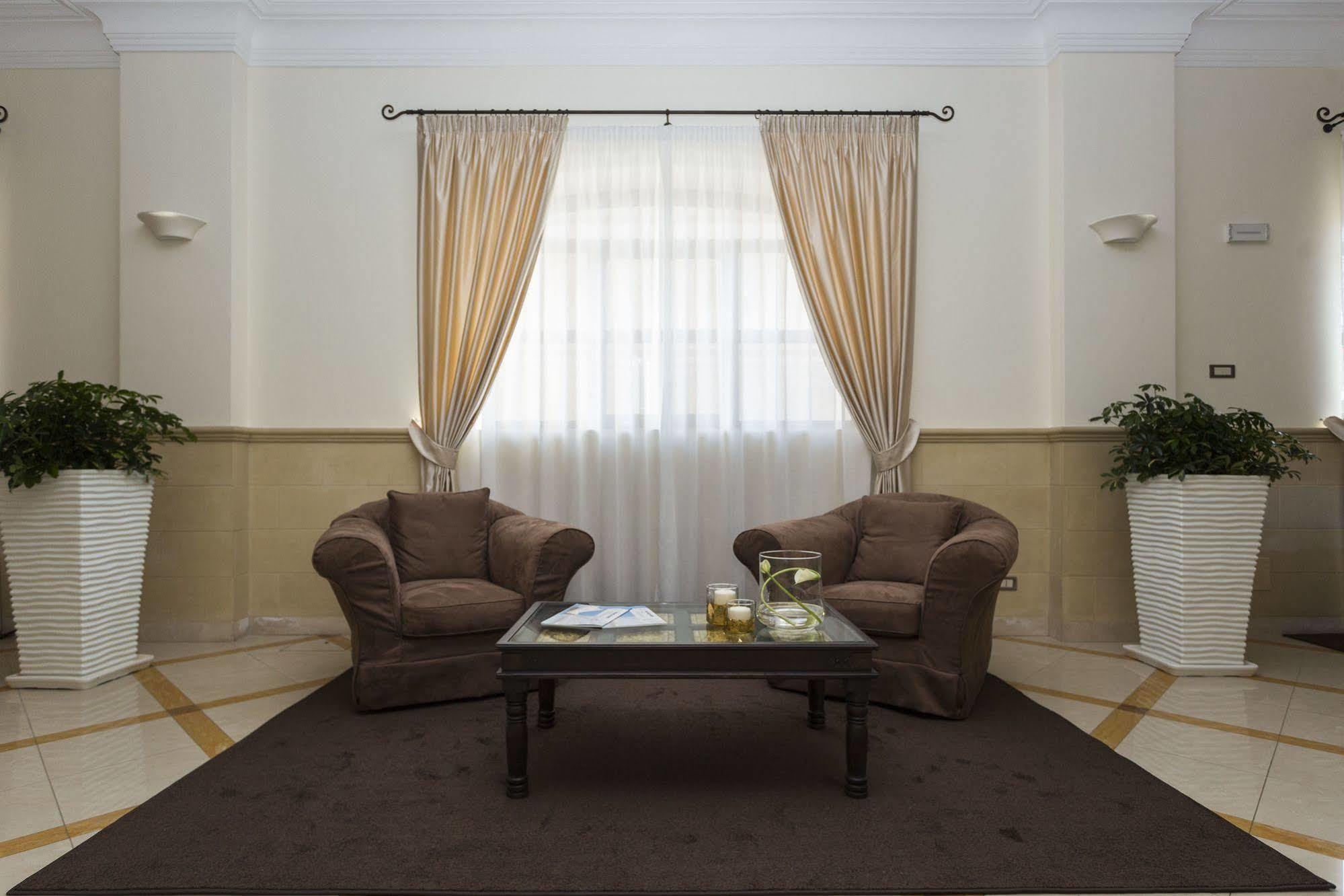 Hotel Cavaliere Ночи Екстериор снимка